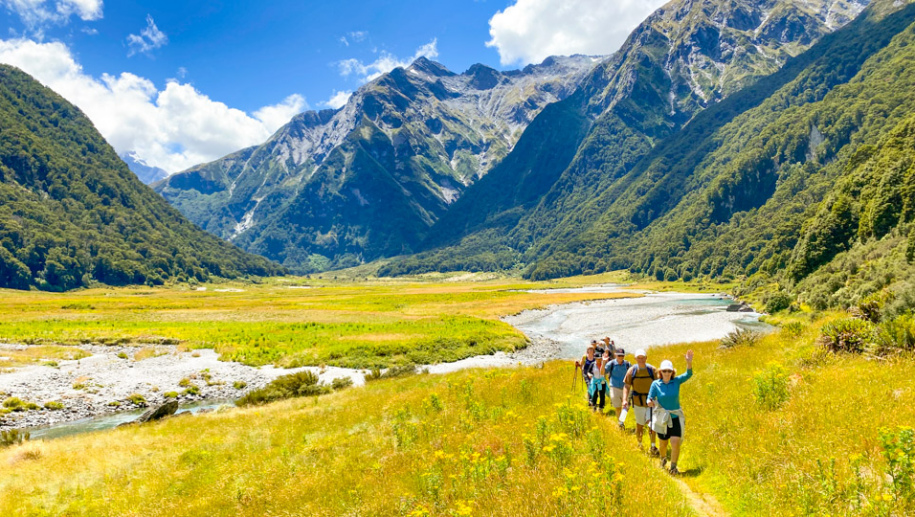 3. Guests walking along the river Siberia Valley copy