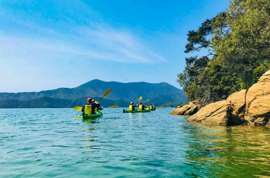 Kayaking Marlborough Sounds on a New Zealand adventure tour