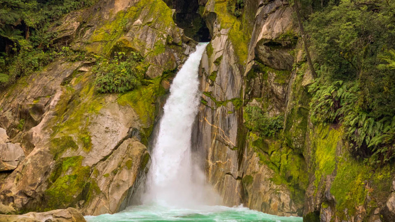 Giant Gate Waterfall Milford Track in October